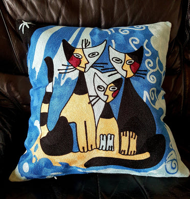 Housse de coussin brodée - 3 Chats fond bleu - La Ronde des Lettres